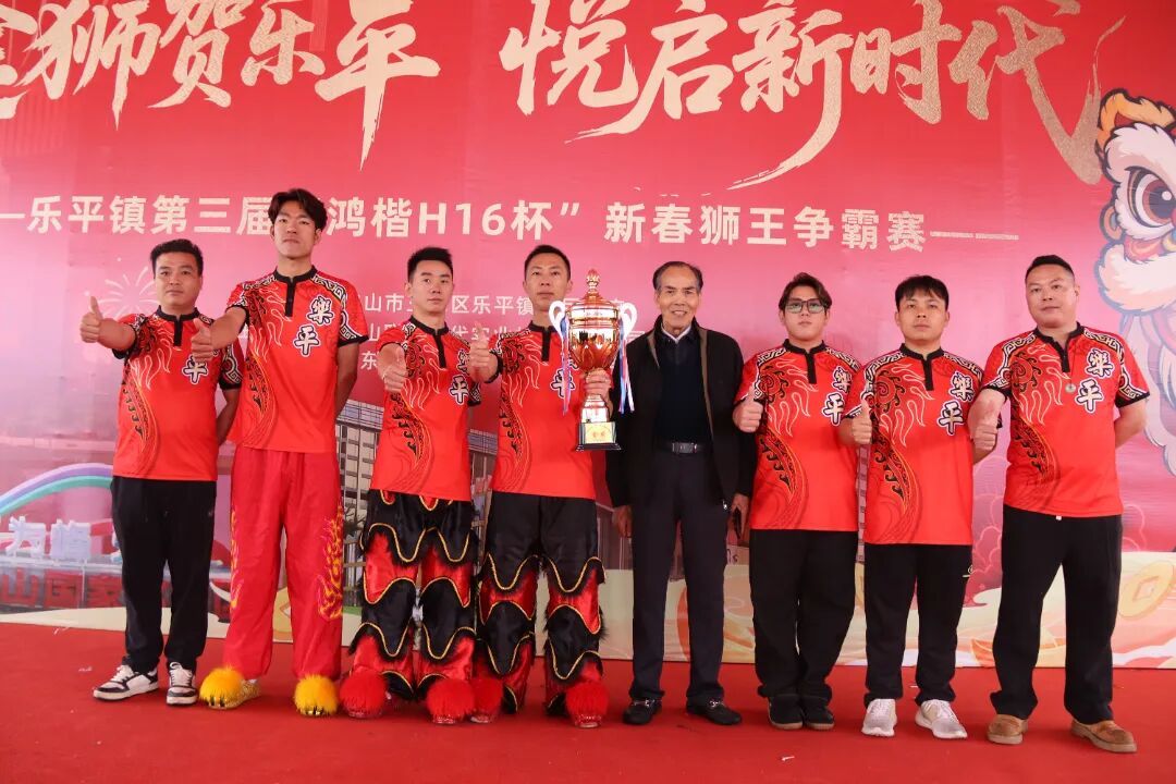 陈沛祯与大旗头醒狮队成员在赛后合影留念