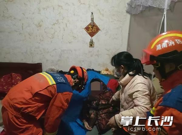 消防员正在救援患病老人。 长沙晚报通讯员 刘伟 摄