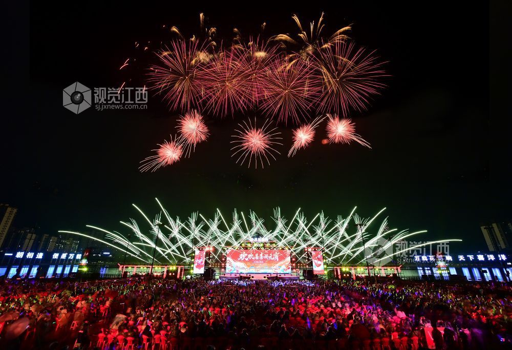江西万载：焰火晚会闹元宵（图）