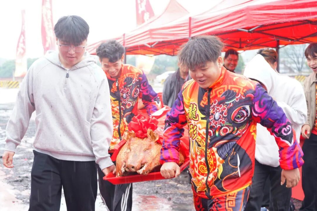 参赛醒狮队伍领取奖品烧猪