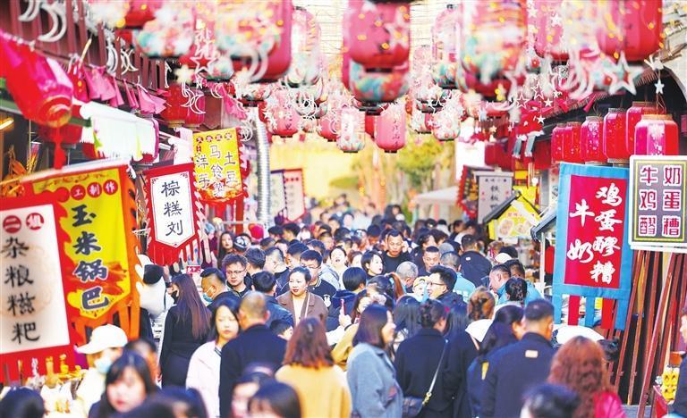 游客在天水古城游览