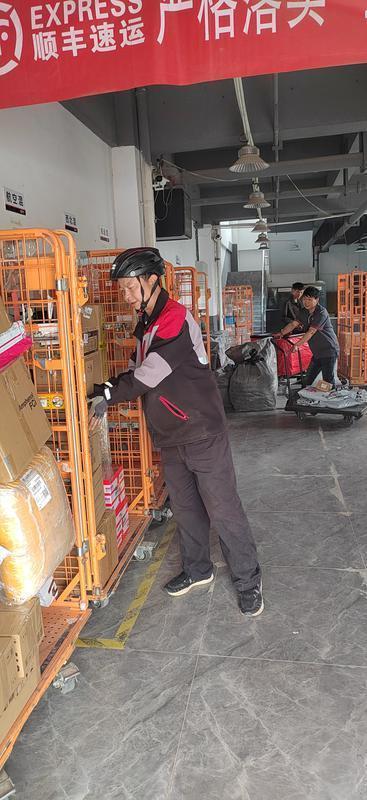 暖“心”闻:他是奔跑在古城街巷的“雷锋”快递员