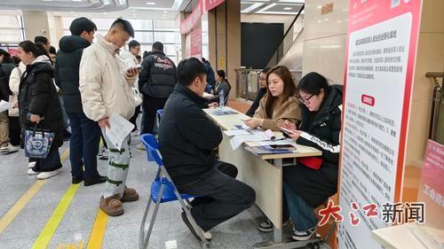 招聘会现场。 全媒体记者杨文超摄