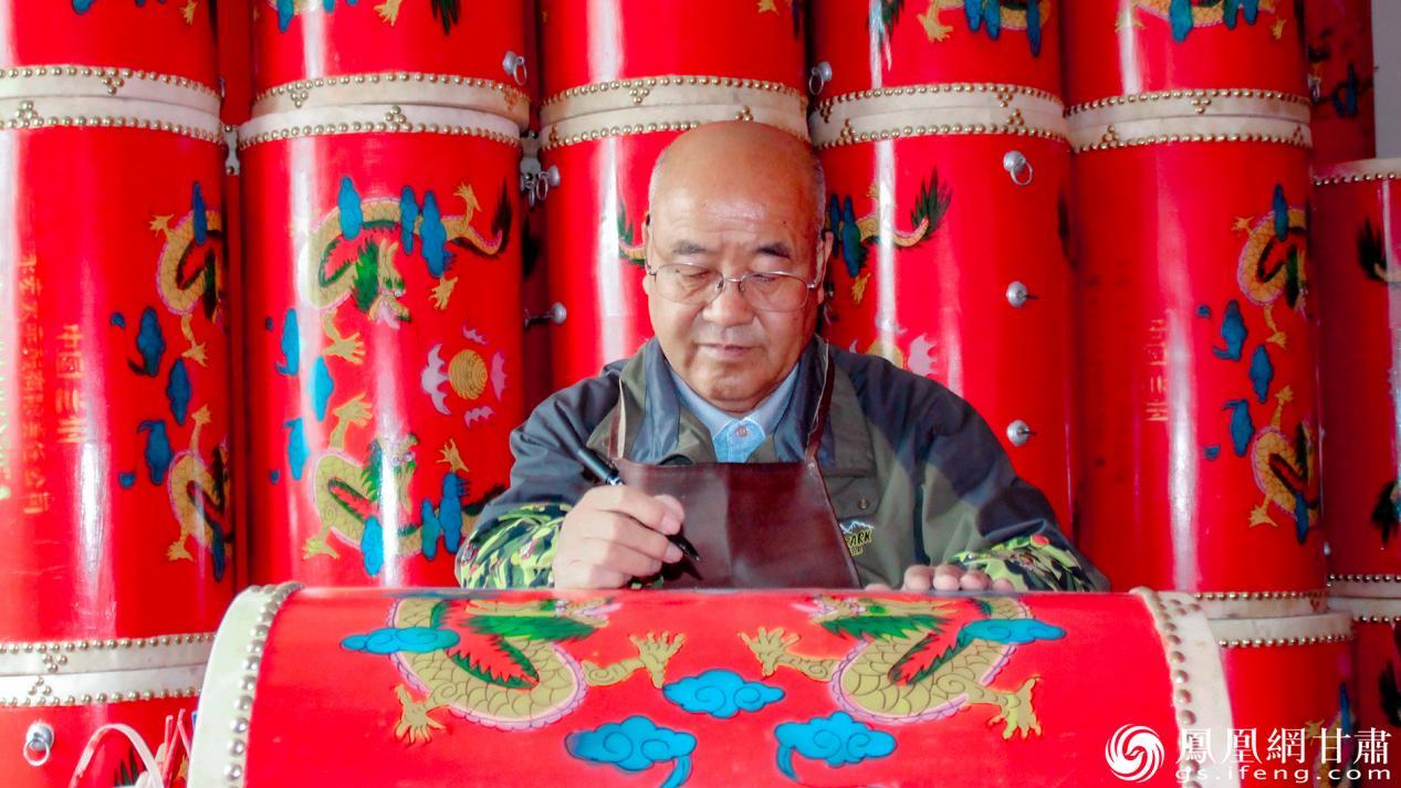 用心制好每一面鼓，是兰州太平鼓国家级非遗传承人魏永宏的毕生事业。兰州太平鼓教育保护实践基地供图