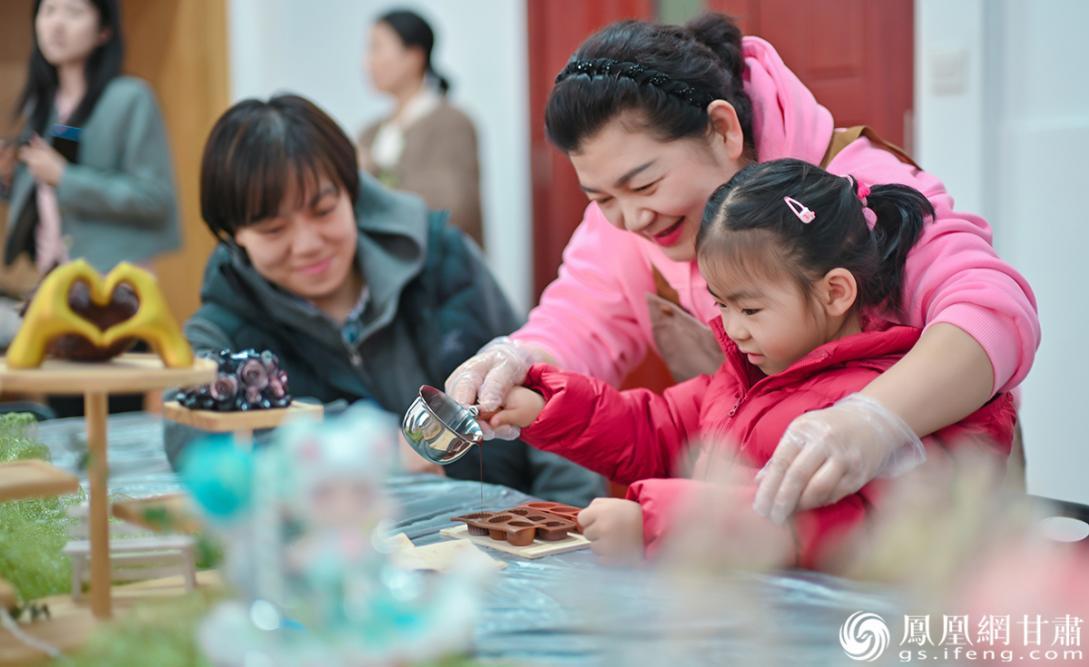 巧克力手工制作环节深受小朋友喜爱