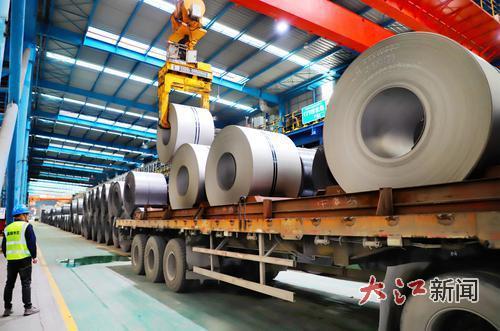 2月24日,位于新余市渝水区的江西新钢新材料有限公司高牌号电工钢钢卷库内,行车正在对钢卷进行吊装作业。大江网视觉江西廖海金摄