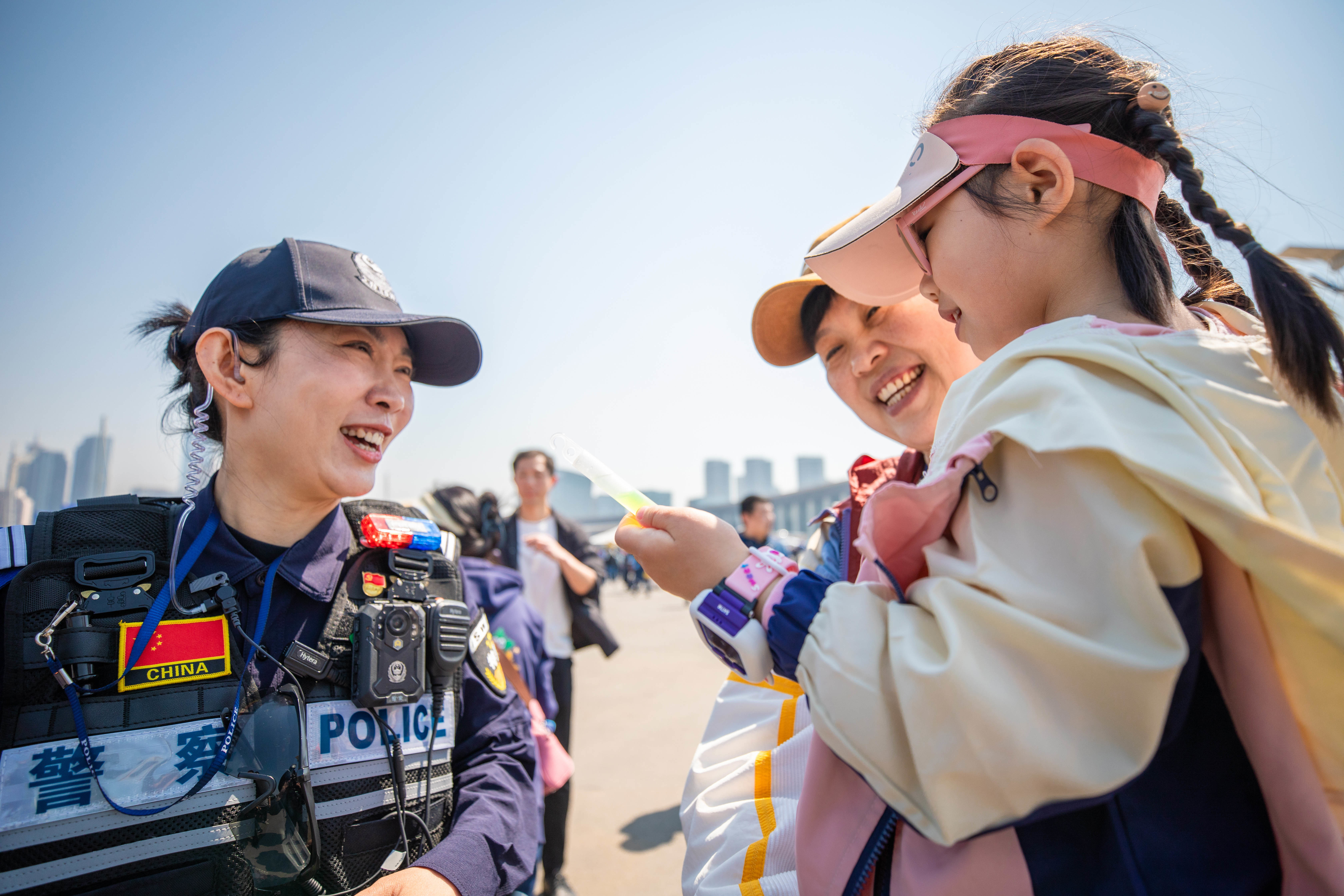 青鸾特巡队：铿锵玫瑰绽芳华 巾帼警色护平安