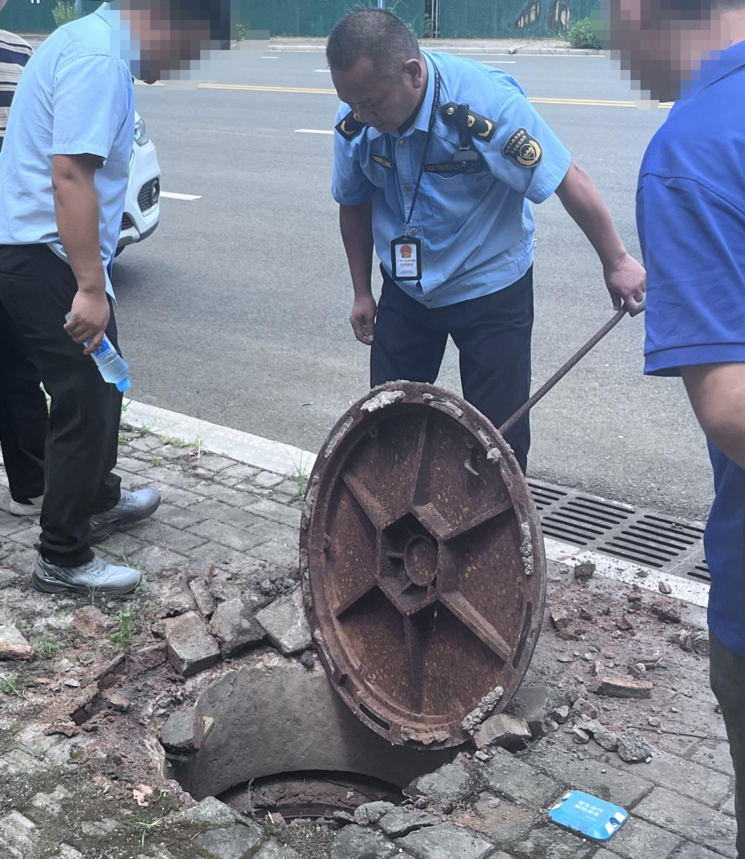 执法人员开展溯源排查