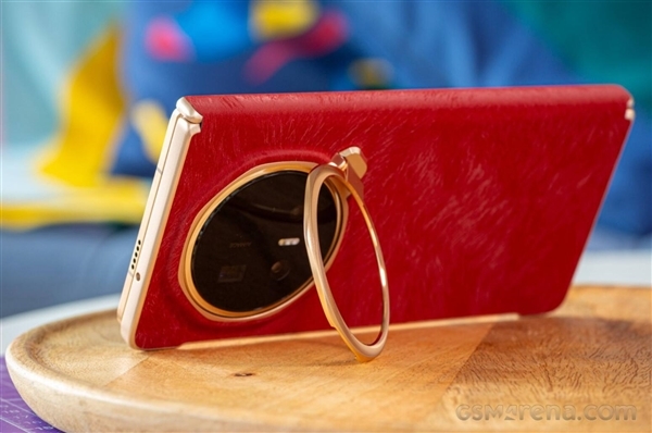 荣耀Magic V6真机图赏：全球最轻薄大折叠 老外被震撼到了