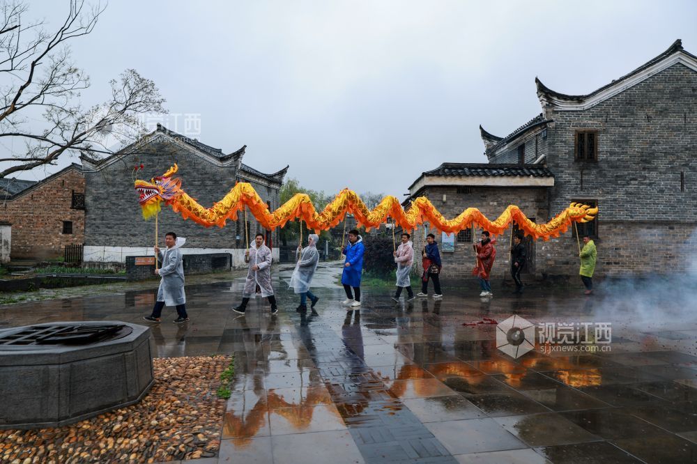 2026年3月1日，江西省吉安市青原区渼陂古村举办灯庆活动，现场锣鼓喧天，欢声阵阵。