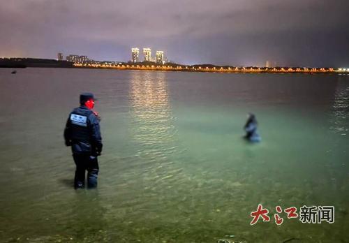 特巡警队员劝说轻生女子