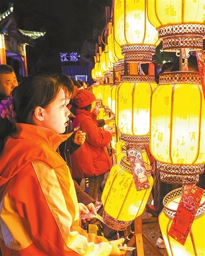 元宵灯会上，人潮涌动，男女老少争相猜谜。