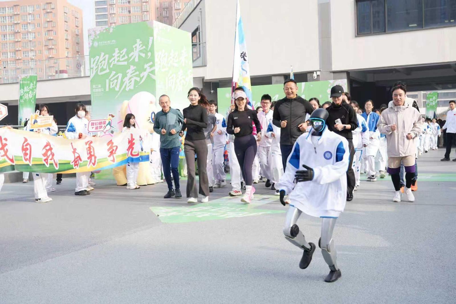 西安市曲江第二学校“跑起来 向春天”第二届校园微马活力开跑（学校供图）