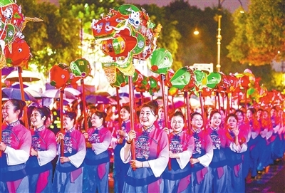 中山路上，南康鲤鱼灯穿波逐浪。