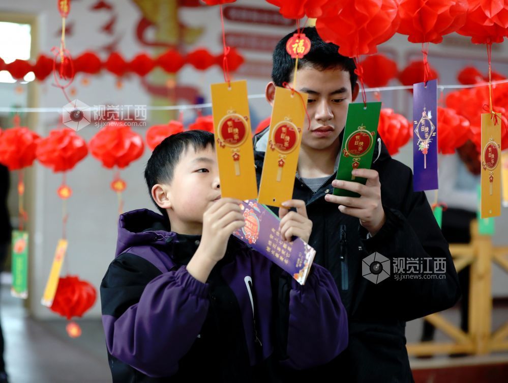 江西分宜:猜灯谜 闹元宵(图)