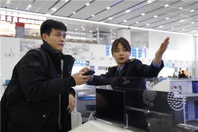 景德镇北站客运值班员吴丽耐心引导旅客进站乘车。 （陆佳骏 摄）