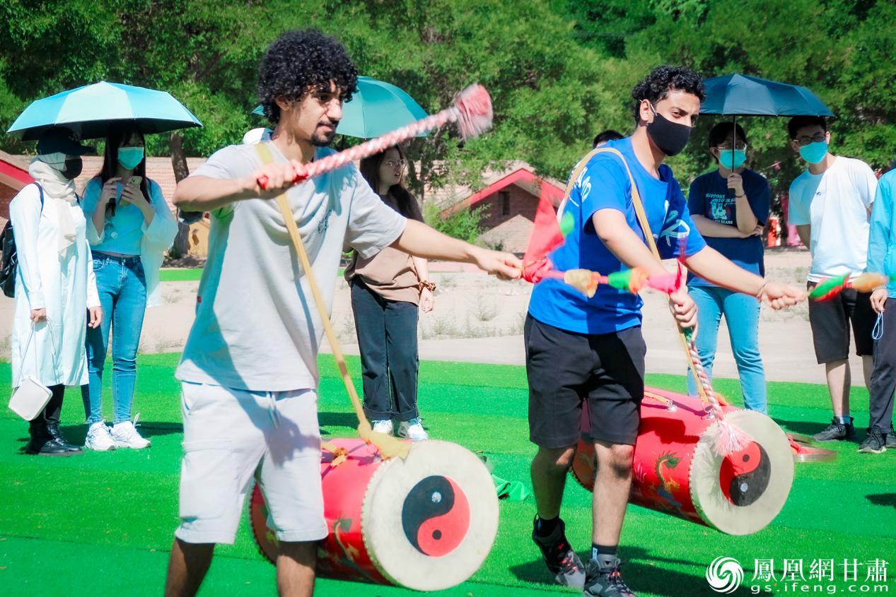 外国学员慕名而来潜心学艺，感受中国传统文化魅力。兰州太平鼓教育保护实践基地供图