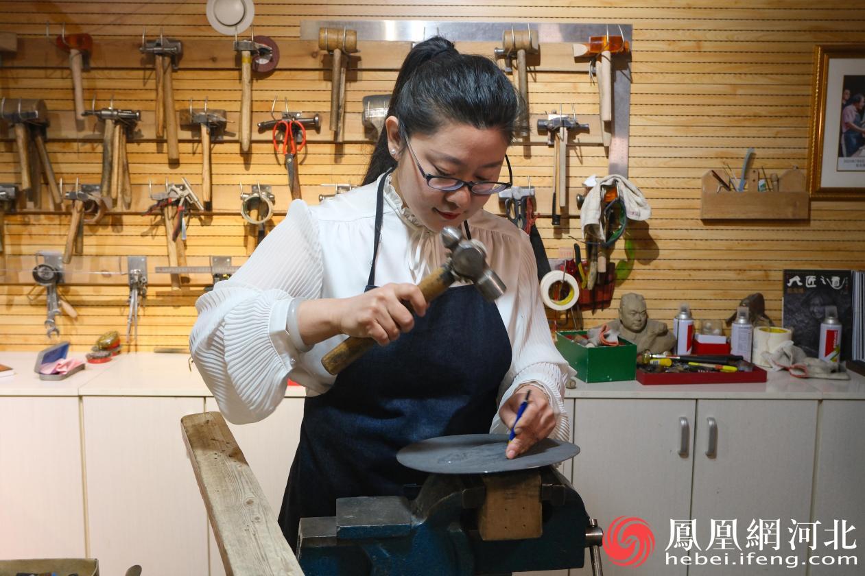 郭墨涵正在进行铁板浮雕创作 李卓然摄