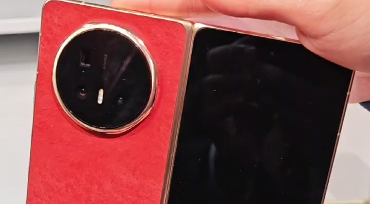 荣耀Magic V6折叠屏新机体验：极致轻薄与耐用性兼得