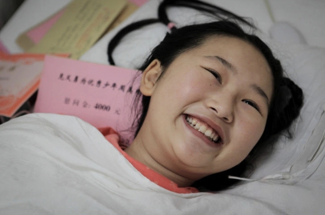 2015年6月,经抢救脱离生命危险的周美玲躺在病床上 / 潇湘晨报记者陈正