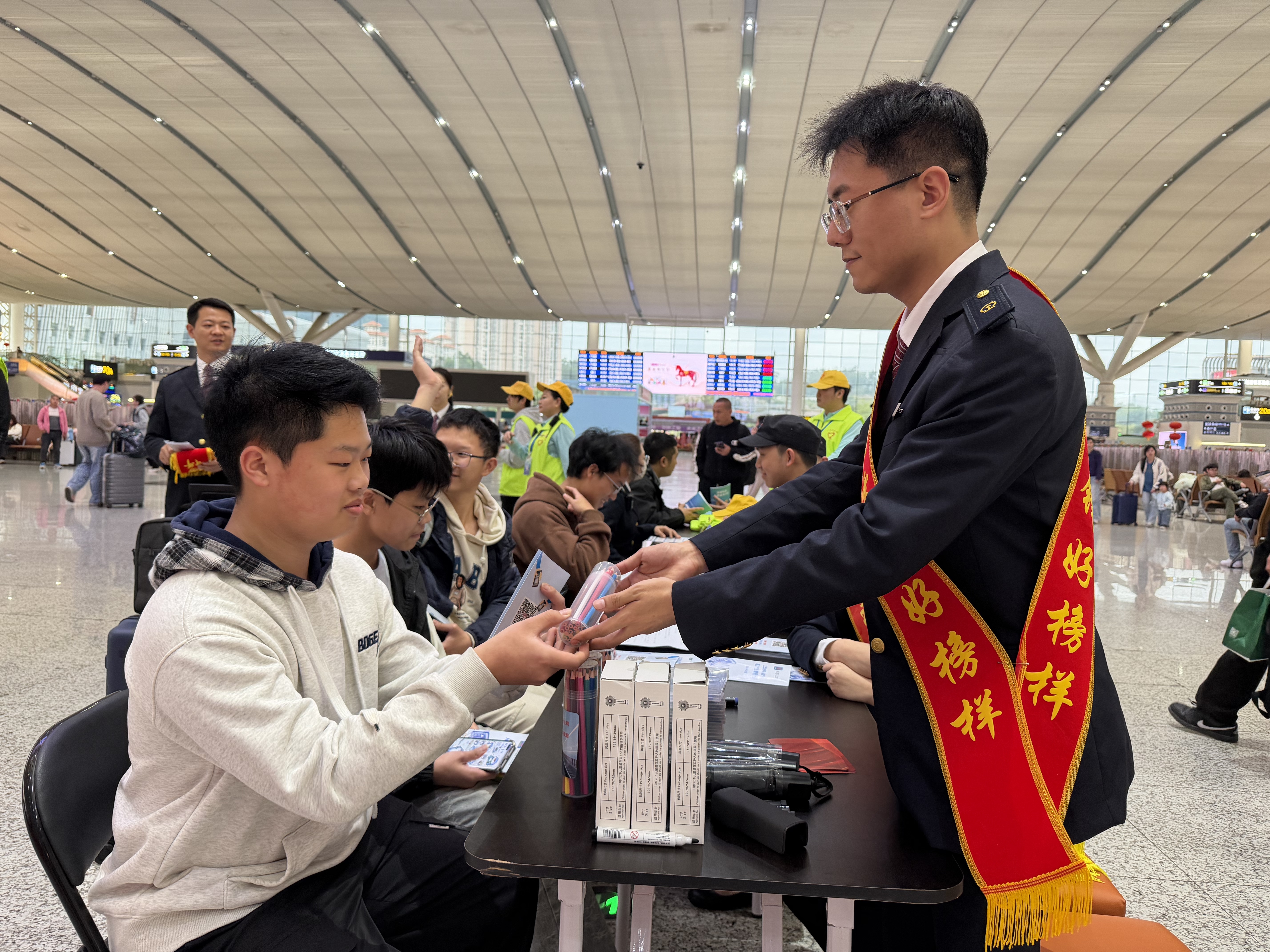 “雷锋精神”薪火传 全国岗位学雷锋标兵集体深圳铁路 “迎春花”服务队在行动