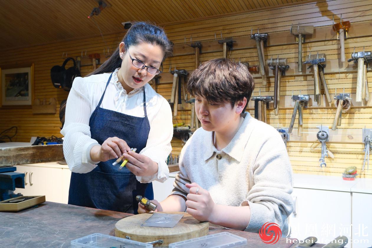 郭墨涵指导学生进行铁板浮雕创作 李卓然摄