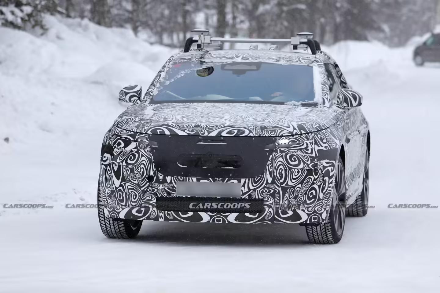 纯电版路虎揽胜星脉SUV路测图曝光:低趴车身、隐藏式门把手