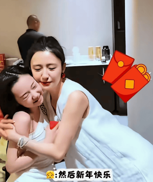 两人贴脸拥抱，画面温馨治愈。 