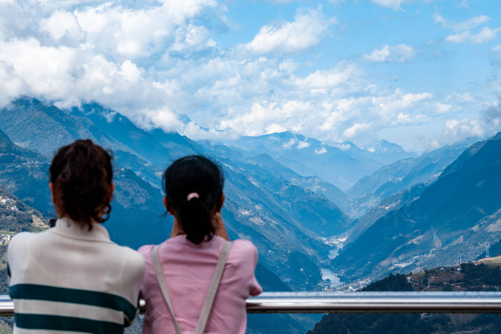 2025年10月20日，游客在云南省福贡县匹河怒族乡老姆登村的观景台拍摄怒江大峡谷风光。新华社记者 胡超 摄