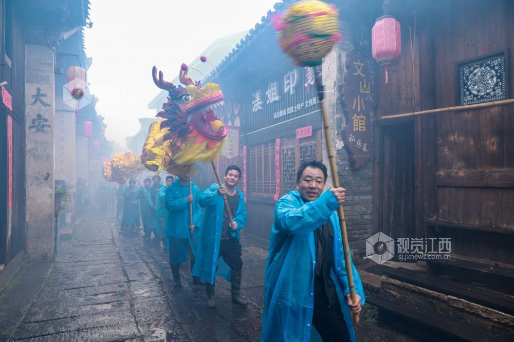 2026年3月1日，江西省吉安市青原区渼陂古村举办灯庆活动，现场锣鼓喧天，欢声阵阵。