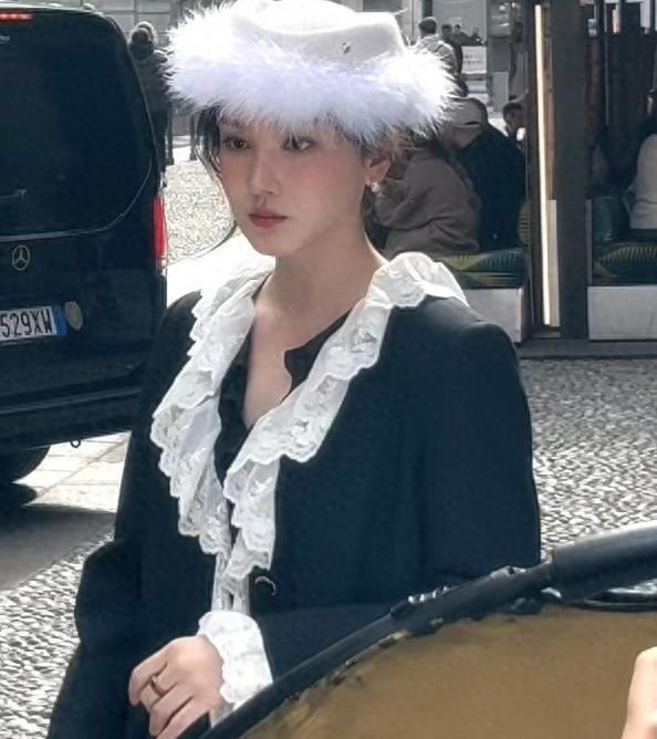 米兰街头偶遇陈小纭，逆光时美炸，阳光照到脸上那刻，网友炸锅了