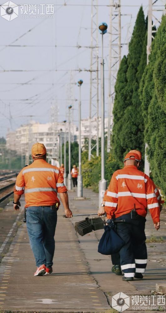 赣州东运用车间收拾工具列队归所。