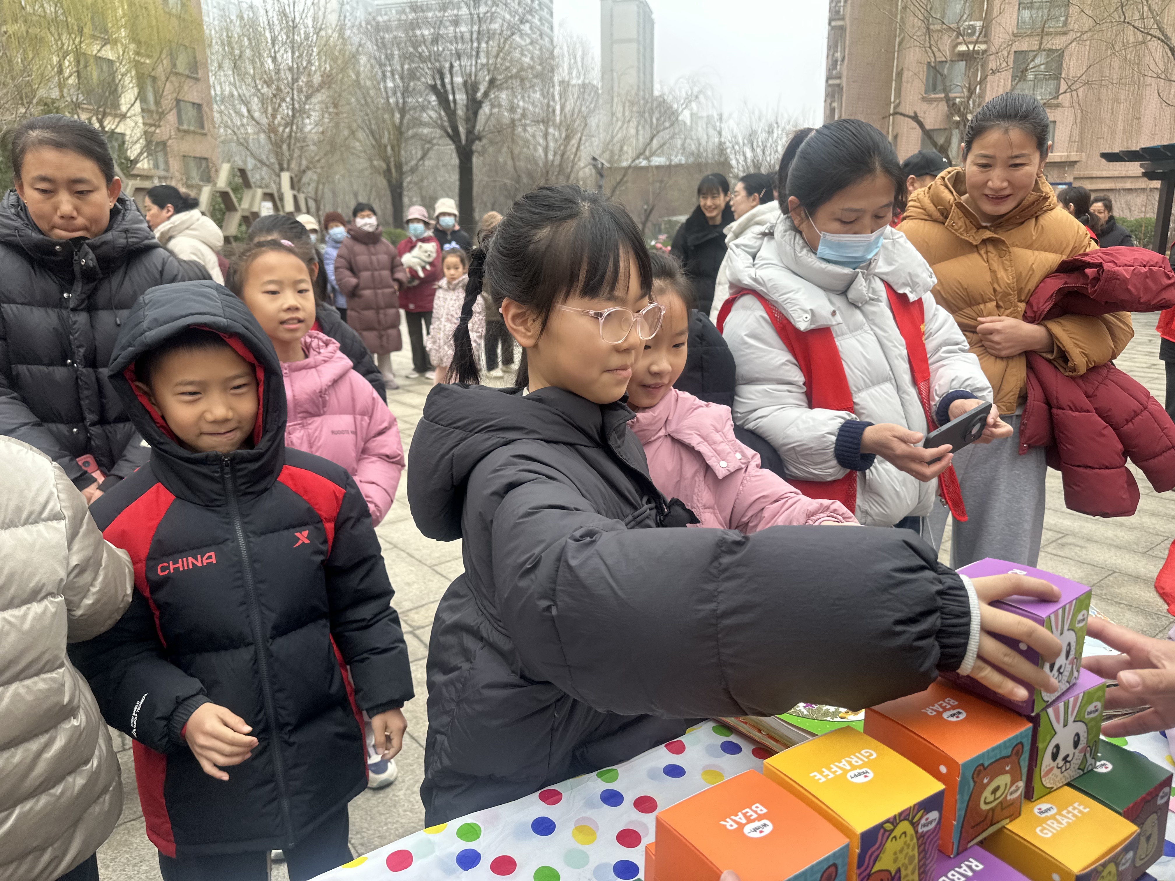 大手拉小手 共同学雷锋丨淄博经开区傅家镇盛世康城社区开展学雷锋志愿活动