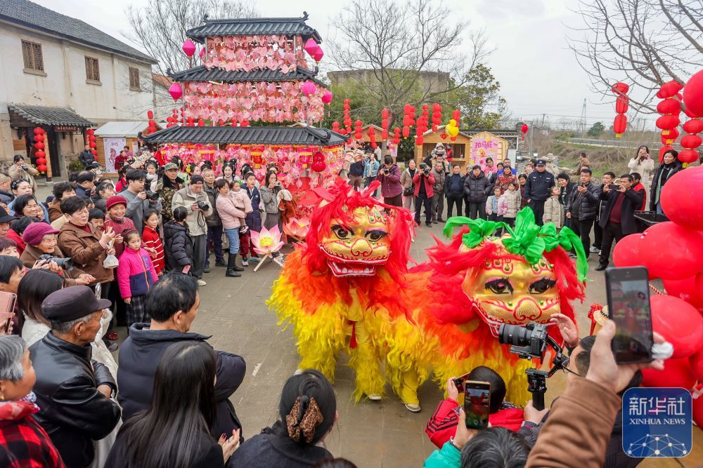 2月28日，游客在浙江省湖州市长兴县画溪街道观看“踩街”表演。新华社发（吴拯　摄）