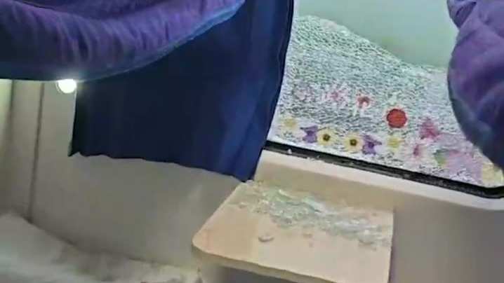 列车疾驰中车窗爆裂，卧铺枕头撒满破碎玻璃，昆明铁路局回应