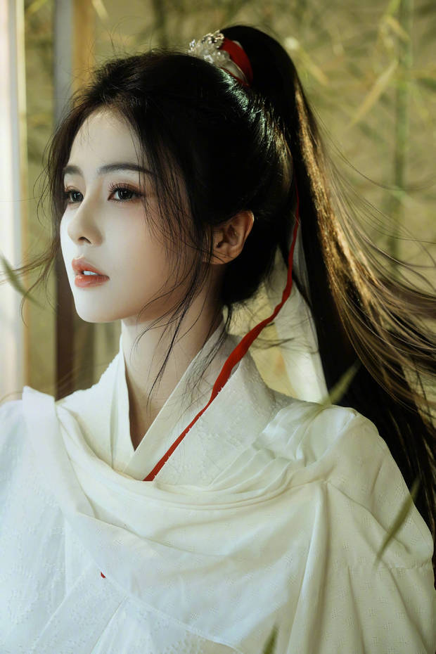 白鹿侧头浅笑，灵动英气。