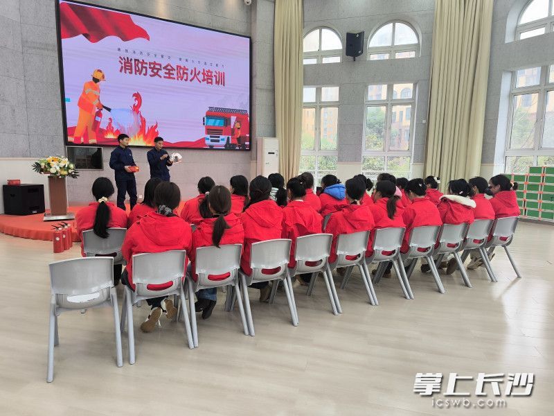消防宣传人员为幼儿园工作人员进行培训。 长沙晚报通讯员 张鹏 摄