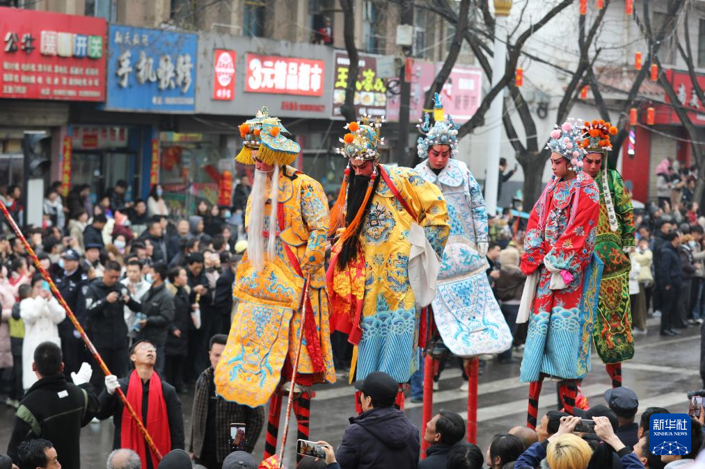 2月28日，在甘肃省平凉市庄浪县县城，当地社火队高跷队队员巡街演出。新华社记者　张智敏　摄