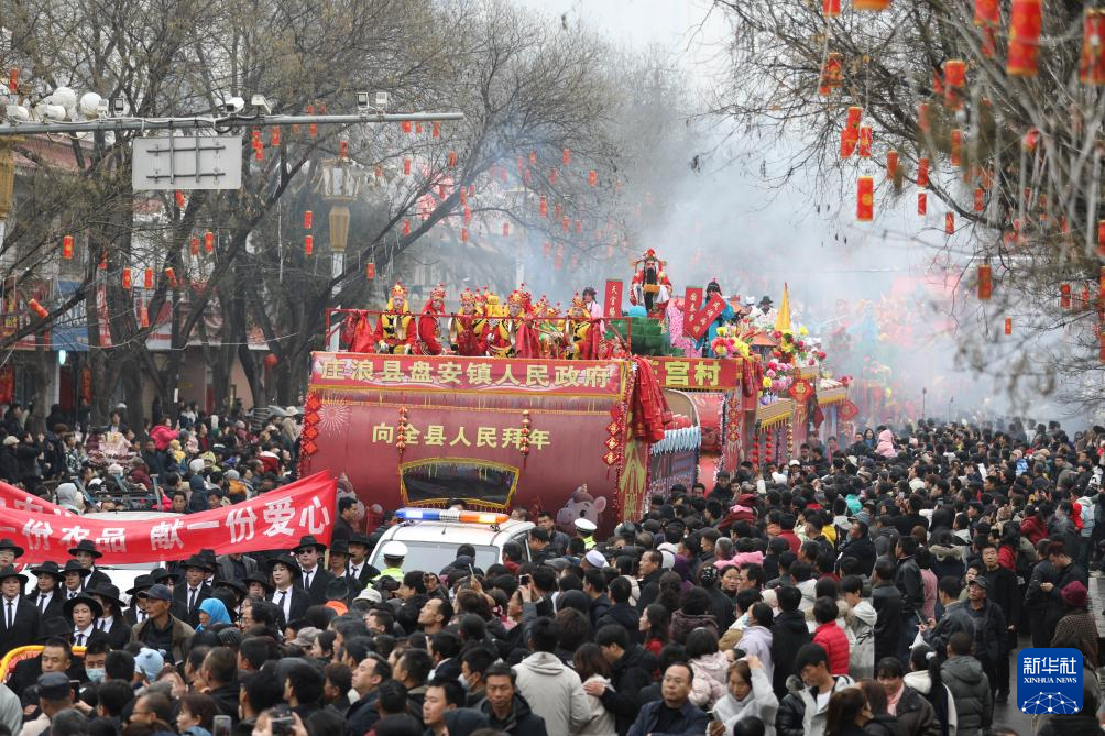 这是2月28日拍摄的甘肃省平凉市庄浪县县城高抬社火演出现场　新华社记者　张智敏　摄