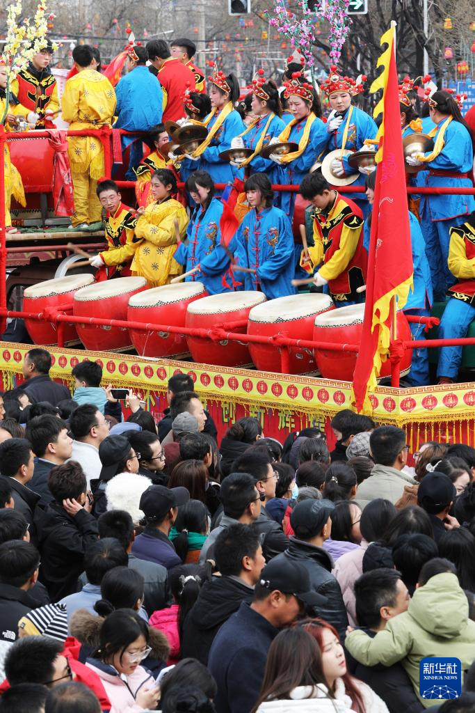 这是2月28日拍摄的甘肃省平凉市庄浪县县城高抬社火演出现场　新华社记者　张智敏　摄