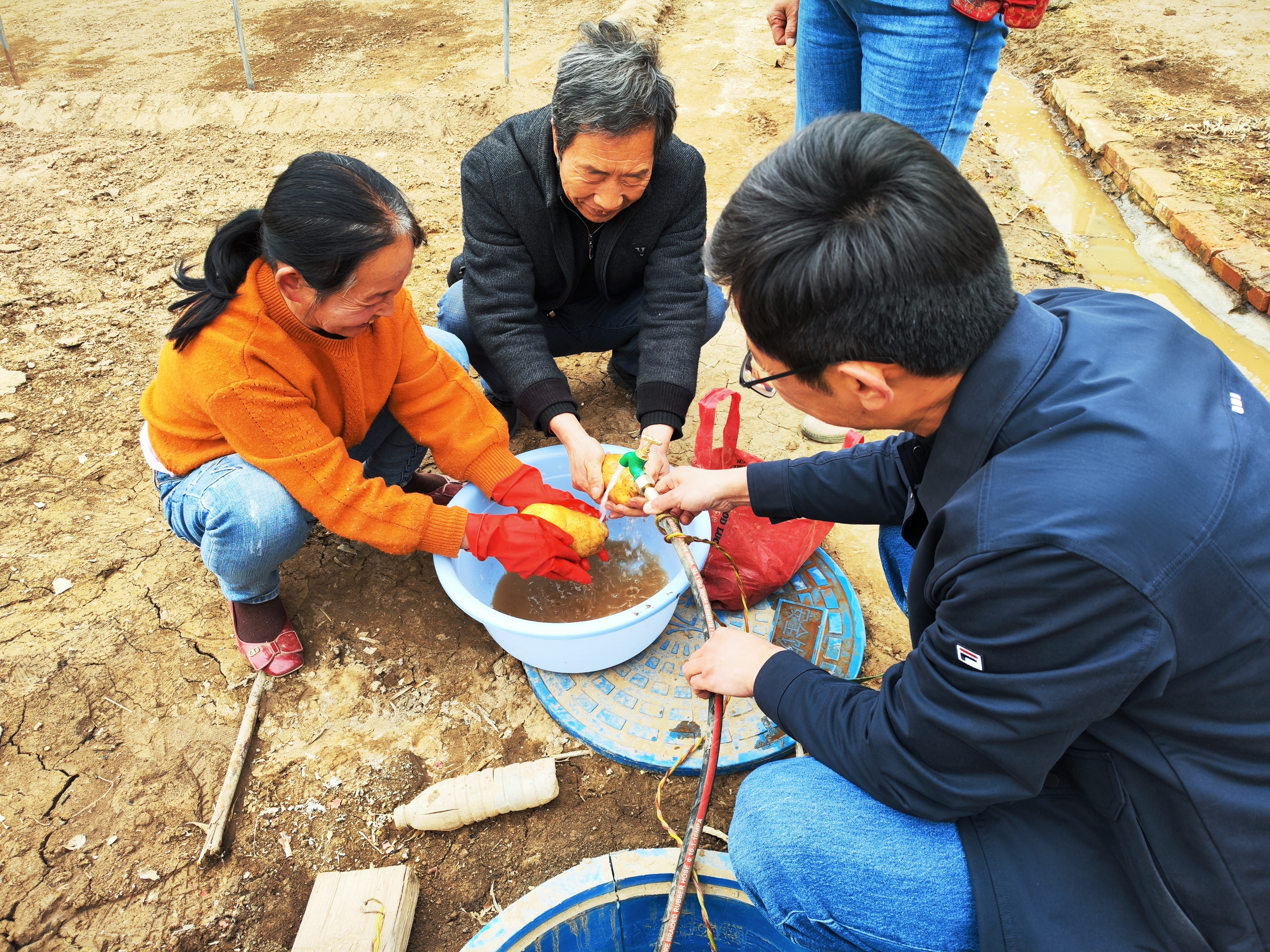 村民用刚接通的自来水洗菜
