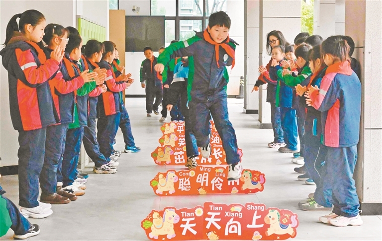 南昌：跨栏启航 迎接新学期（图）