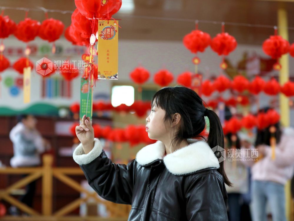 江西分宜:猜灯谜 闹元宵(图)