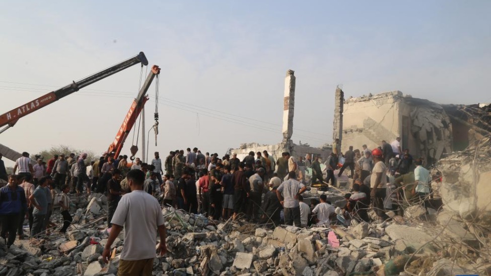 凤凰女记者：虽然美以打击的都是军事部门，但这些都在居民区