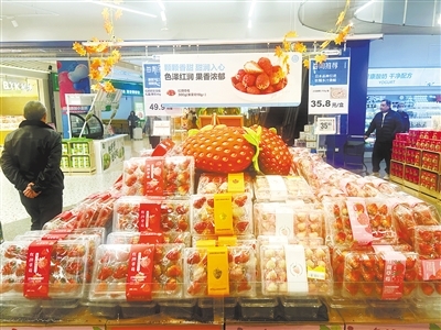 “春天第一果”草莓被摆放在超市显眼位置