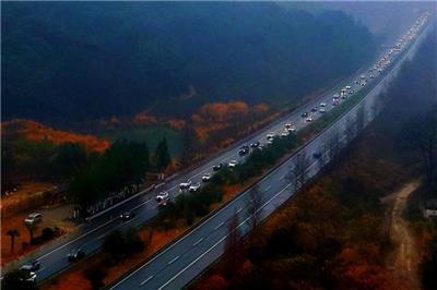 元宵节后，杭瑞高速景婺黄段由西向东车流骤增，加之受降雨天气影响，该路段每小时通行量近1000辆车次。对此，江西交投景德镇管理中心增派人员、设备驻守，积极做好相关道路保畅工作。 （特约通讯员 赵明浩 摄）