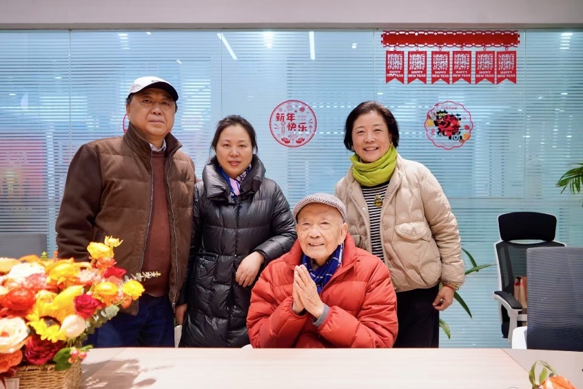 2025年冬，本文作者夫妇与沈国雄、沈爱华父女在一起