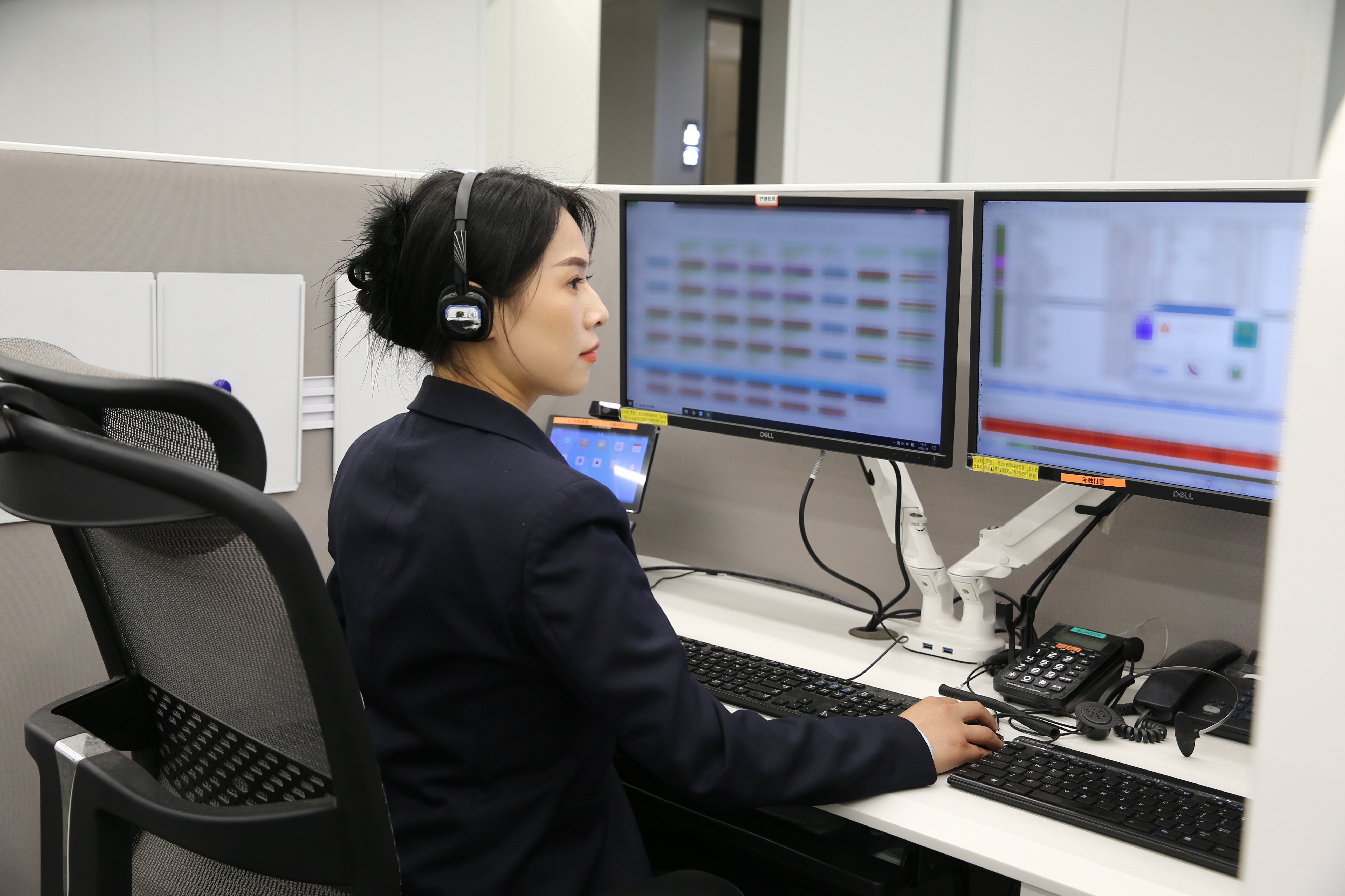 玫瑰铿锵 绽放“声命线”  深圳110接警中心荣膺全国“巾帼文明岗”