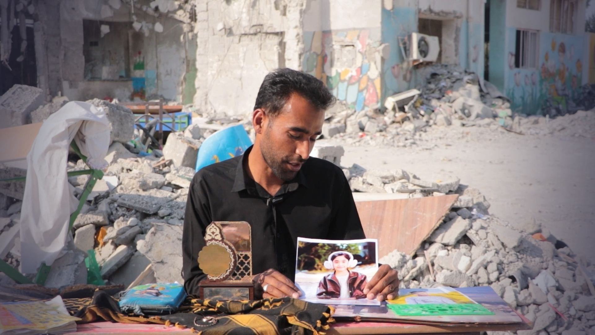 在小学遇袭事件中失去三位至亲，伊朗父亲动情回忆：8岁小女儿总缠着我讲故事，“现在轮到你去天堂讲给我听”