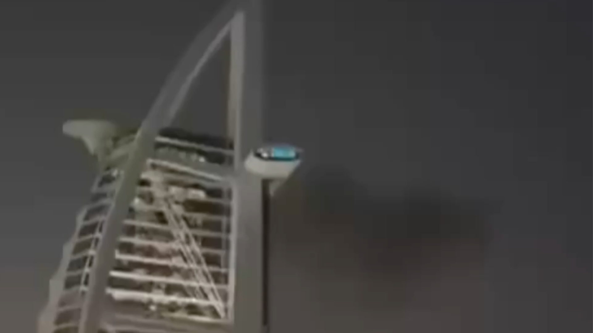 阿联酋共处置137次导弹袭击、209次无人机袭，迪拜帆船酒店在袭击中起火，迪拜国际机场响起巨大的爆炸声